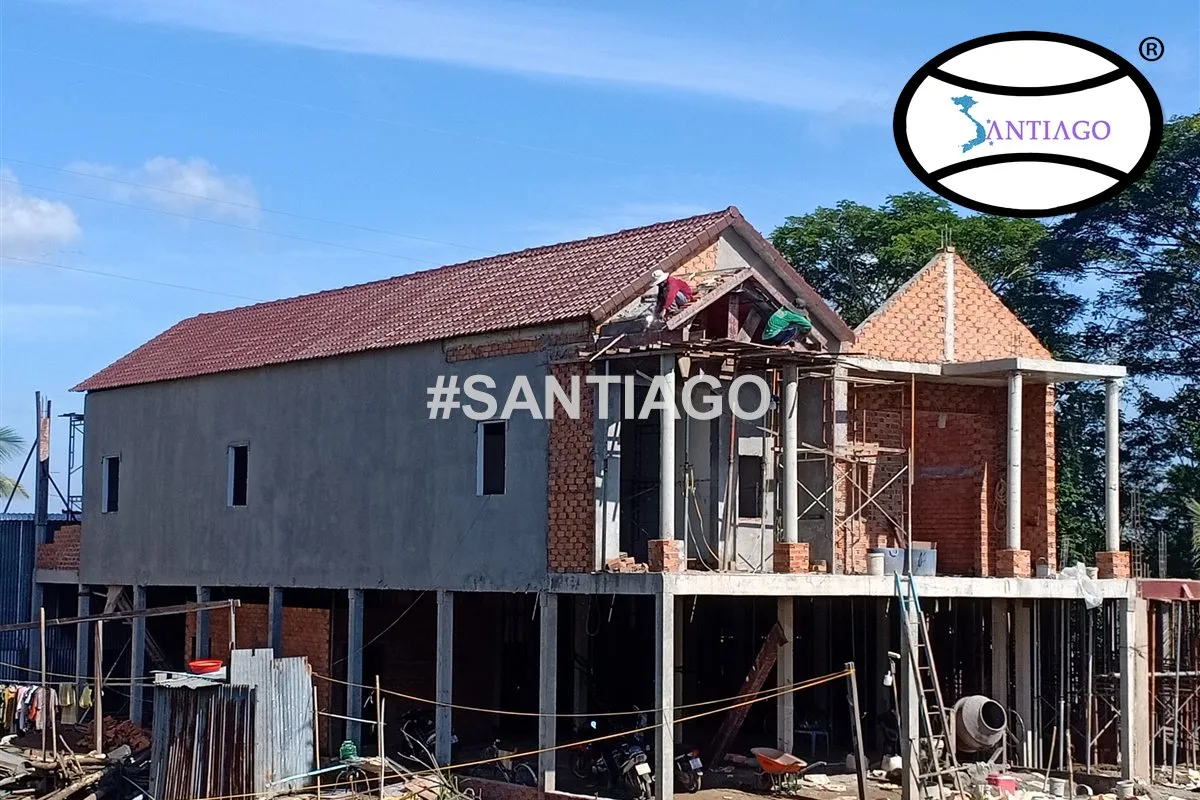 Nhà sàn lợp ngói nhựa Santiago màu nâu đỏ
