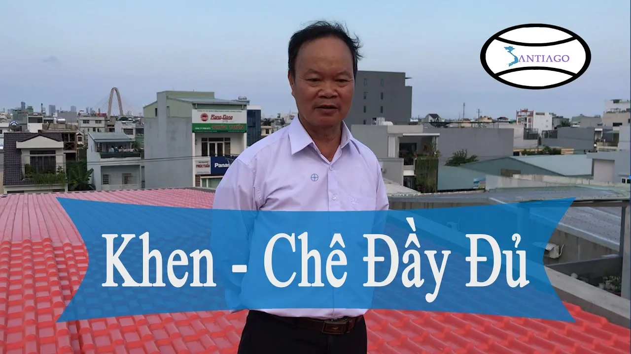 Anh Đào Văn Căn đứng trên mái ngói nhựa Santiago màu đỏ ngói của nhà mình