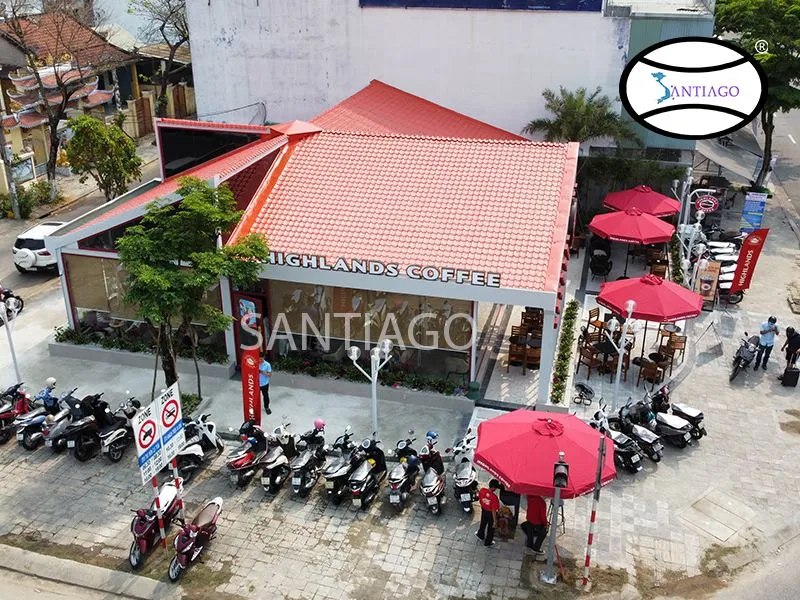Mặt tiền cơ sở Highlands Coffee lợp ngói nhựa Santiago