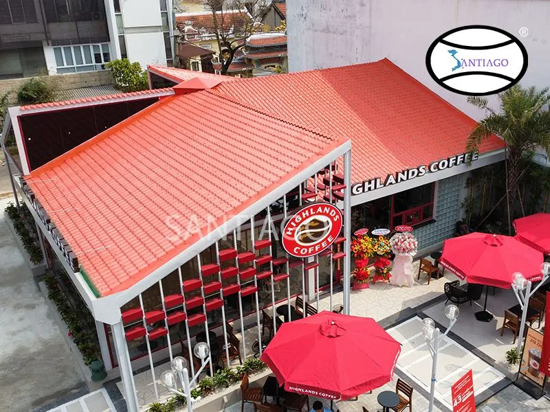 Cơ sở mới của Highlands Coffee lợp ngói nhựa Santiago màu cam đỏ